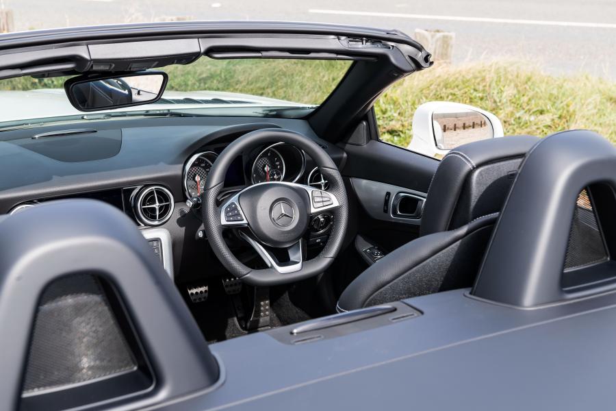 Интерьер Mercedes-Benz SLC180 AMG Line (R172) 2016 года  (UK) (фото 13 из 40)